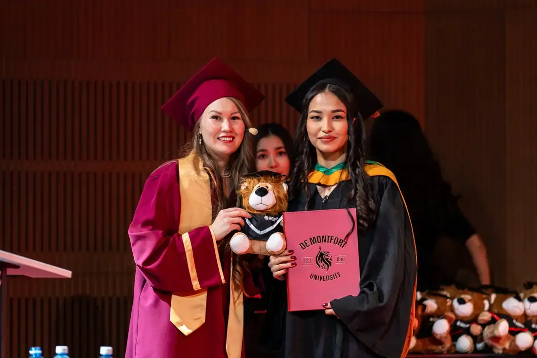 Выпускница DMU Kazakhstan с дипломом De Montfort University