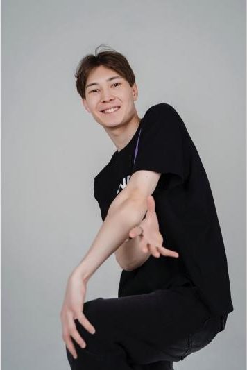 Диас, преподаватель Break Dance в Астане, школа Way to Be Pro. Начинающие и профи, дети от 5 лет. Его ученик в 9 лет вошёл в топ-16.