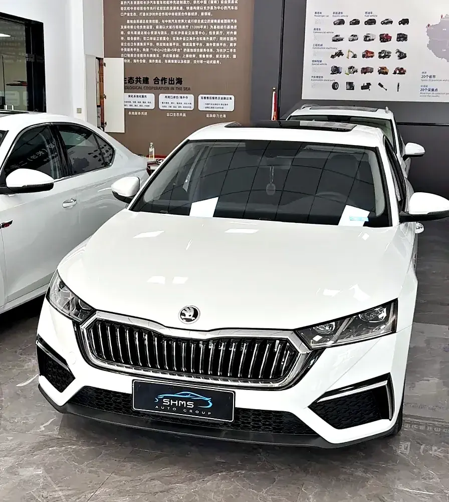 Белая Škoda Octavia PRO с табличкой SHMS на экспортной площадке в Чанше