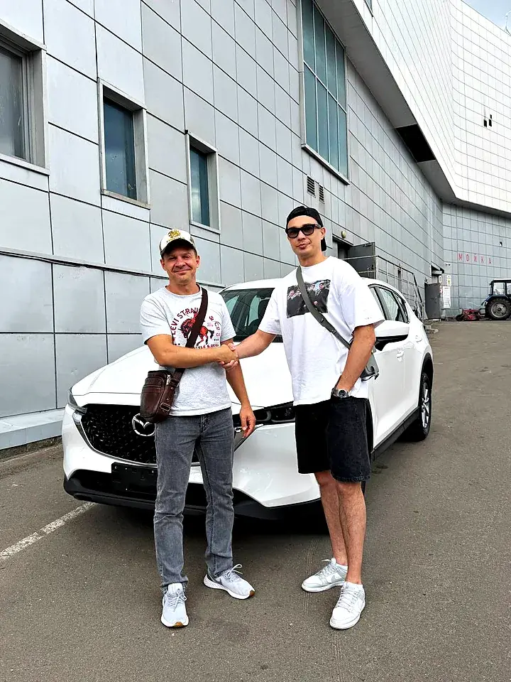 Передача белой Mazda CX-5, привезённой из Китая, клиенту SHMS