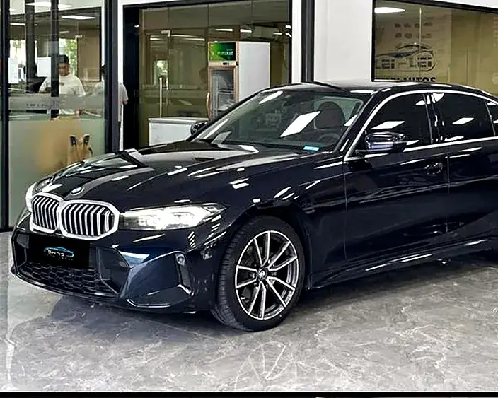 Чёрный BMW 320Li M Sport с табличкой SHMS в шоуруме в Китае