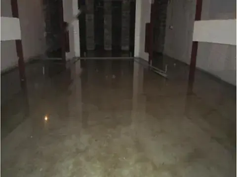 Подземный зал с водой на полу до работ
