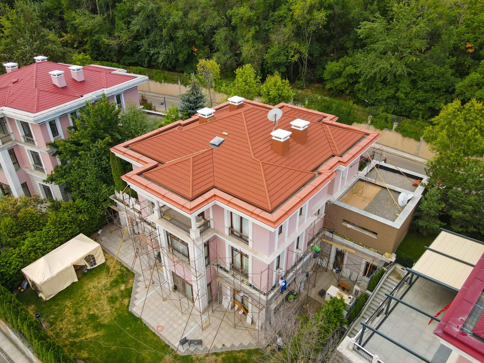 Дом с кровлей из композитной черепицы в Алматы