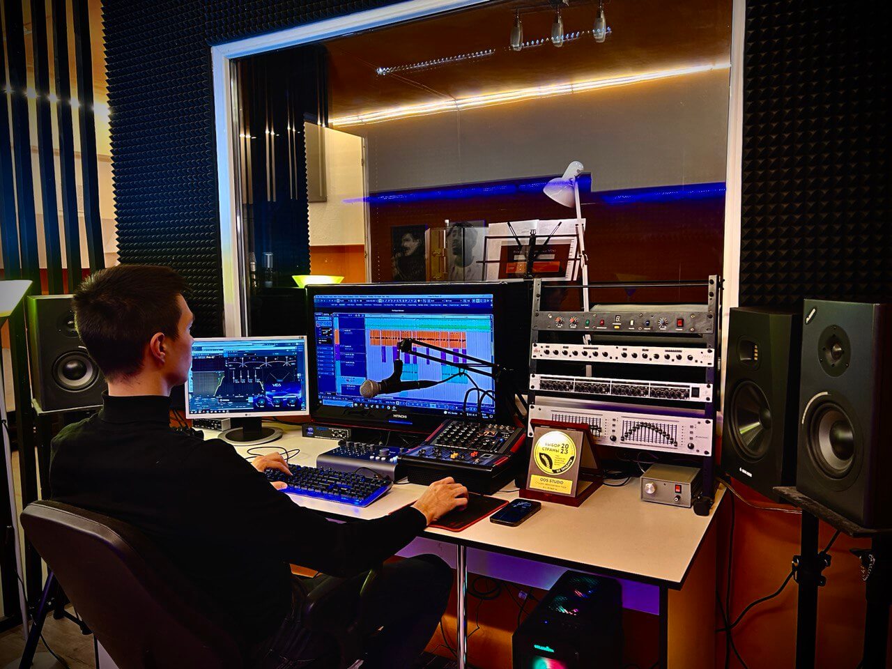 аппаратная комната в звукозаписывающей студии