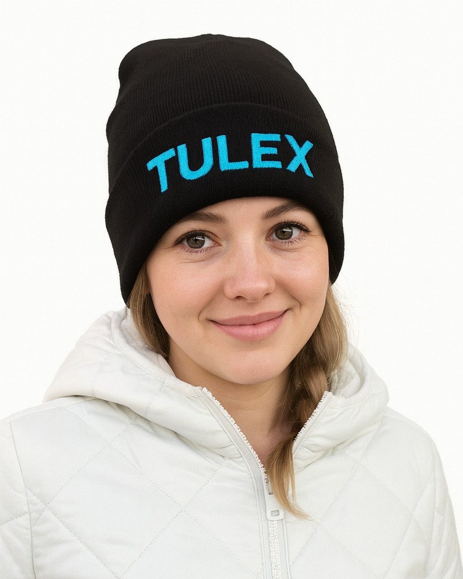 Чёрная вязаная шапка с голубой вышивкой логотипа TULEX
