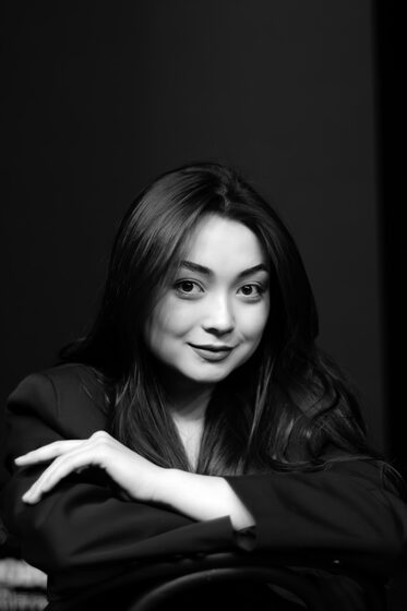 Бірнеше оргазмды бейнелеу Догги стилінде үлкен жопы бар жетілген әйелмен порно