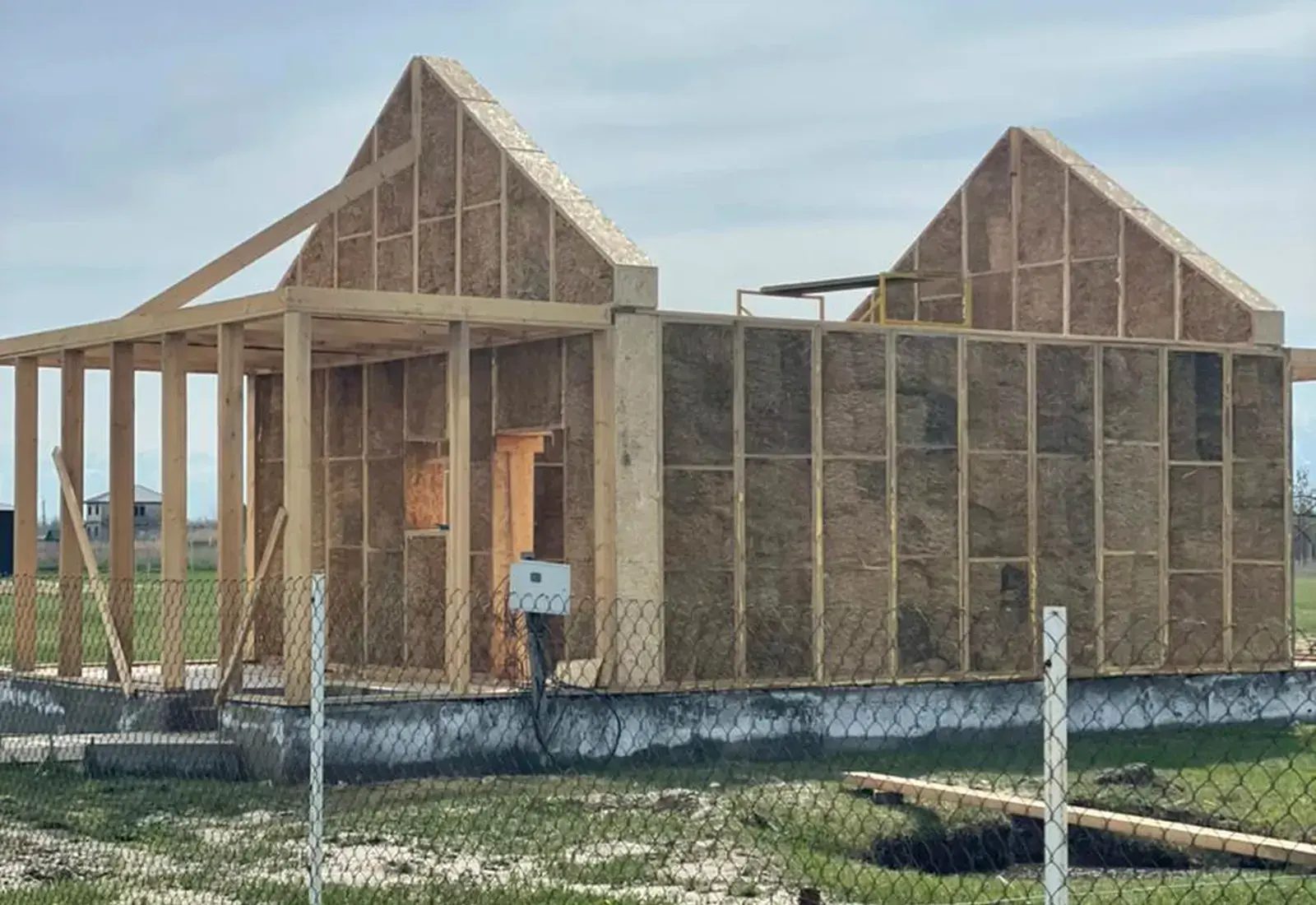 Строительство дома Sunny House из деревянной конструкции с натуральным заполнением