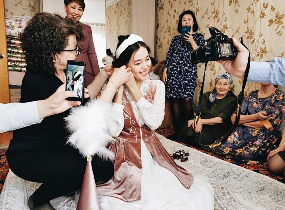 Көшедегі жалаңаш қыздардың жеке суреттері