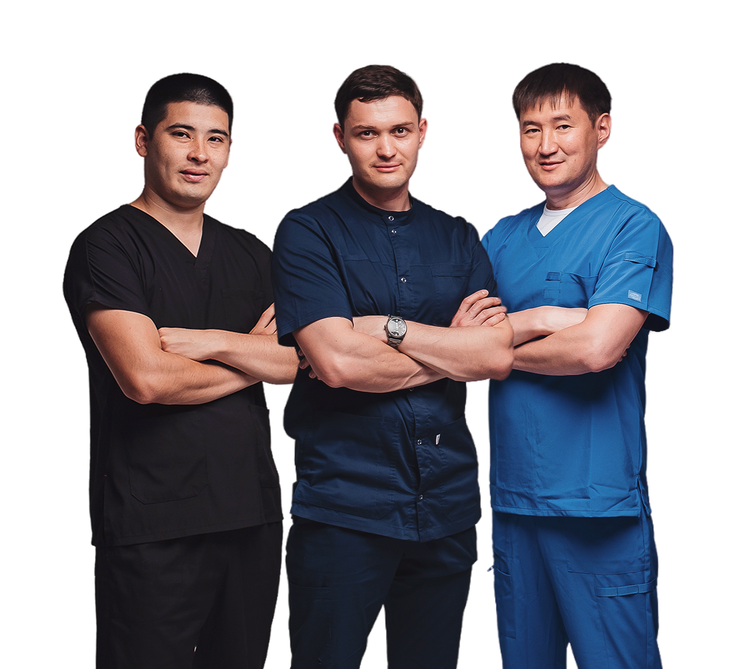 Четыре врача-стоматолога стоят в брутальной позе с перекрещенными руками. Они профессионалы своего дела.