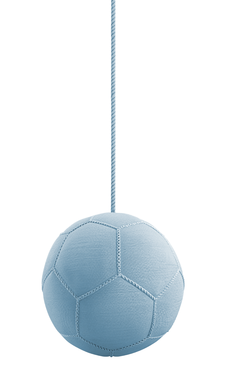 Мягкая игрушка в виде голубого футбольного мяча, подвешенная на веревочке