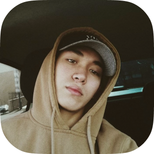 Наш коммуникационный дизайнер, который продумывает сам дизайн и графический дизайнер, который создает макеты