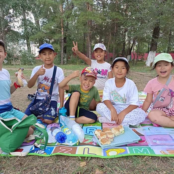 Жазғы лагерьдегі пикниктегі балалар