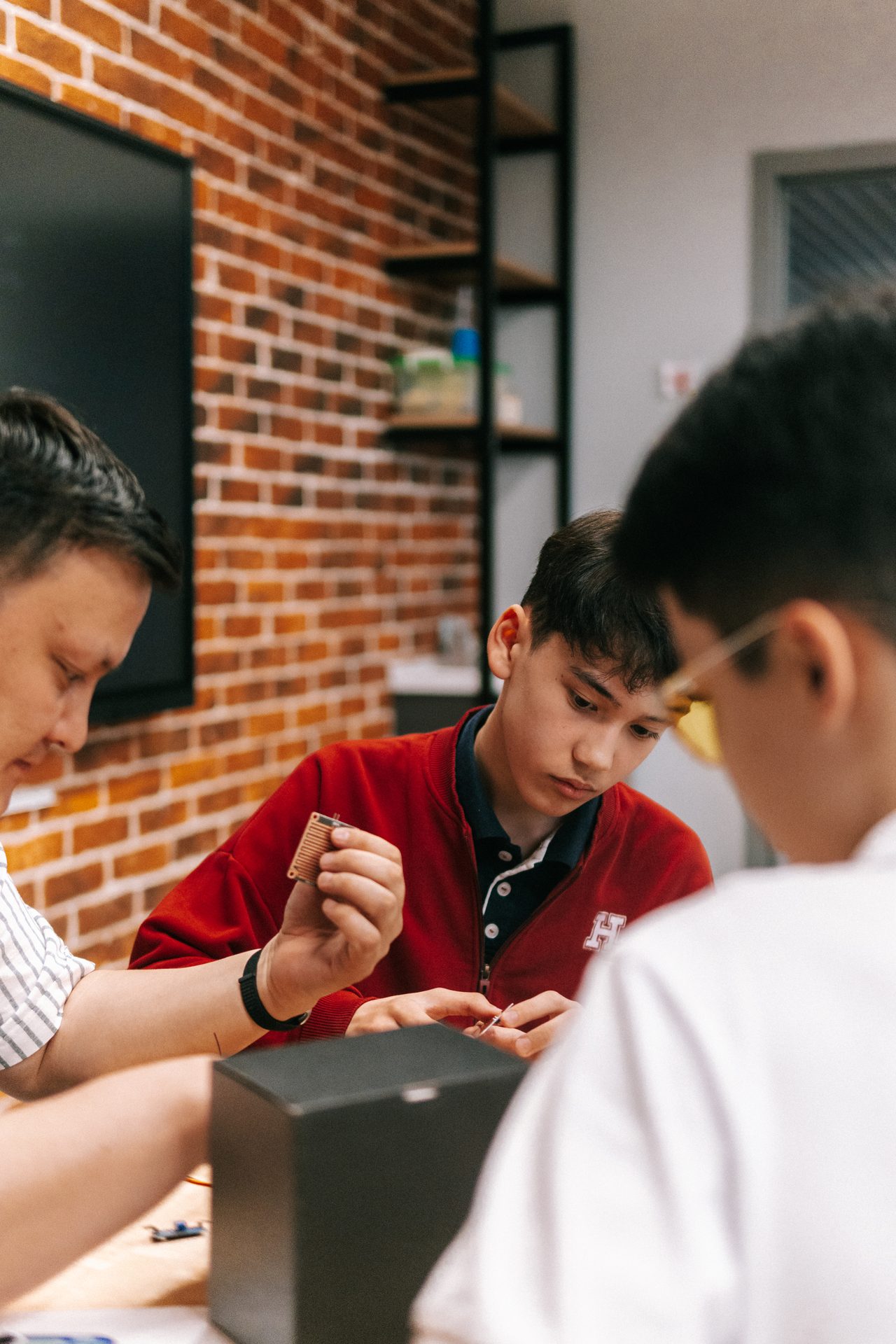 Ученик в&nbsp;Fab Lab держит печатную&nbsp;плату