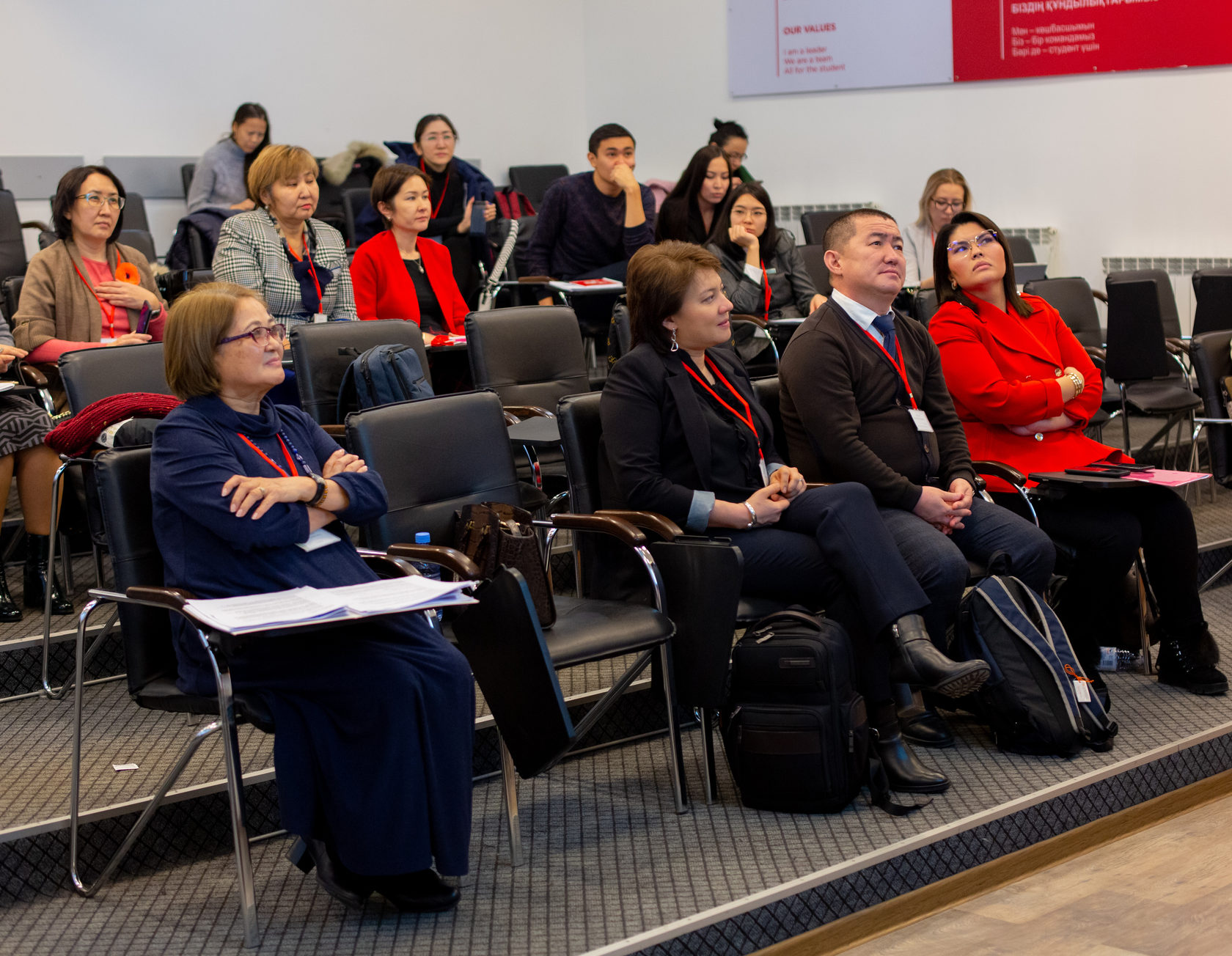 Қара сексуалды қыздар Жұмыста лесбияндық күштер