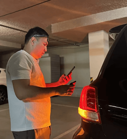 Эксперт и клиент у авто на площадке