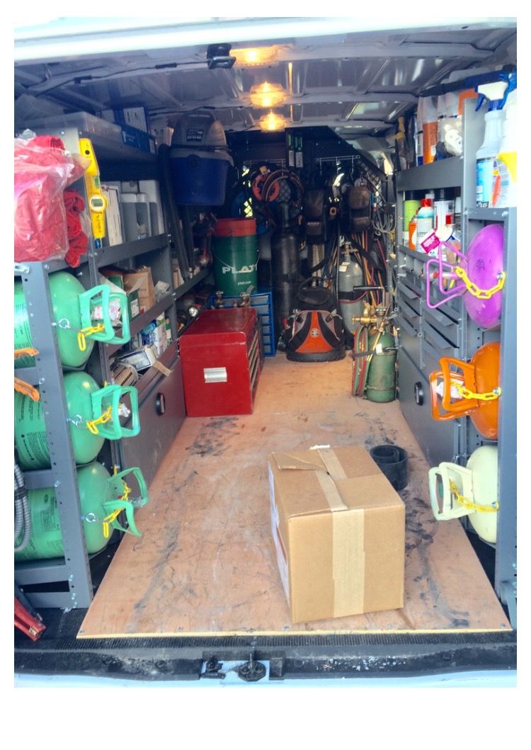 Автомобиль мастера и инструмент для выездного ремонта