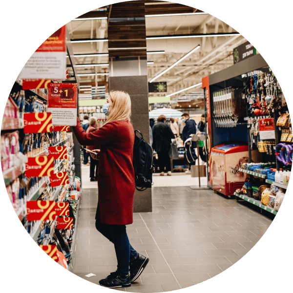 Девушка выбирает продукты в супермаркете