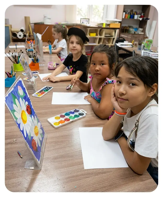 дети на мастер-классе в летнем лагере IEC Актау