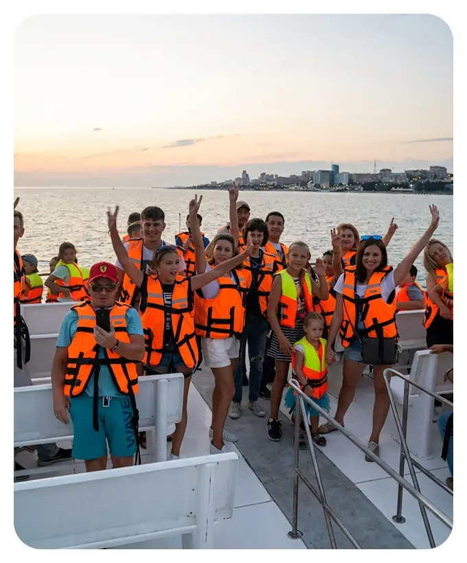 группа детей и вожатых в летнем лагере