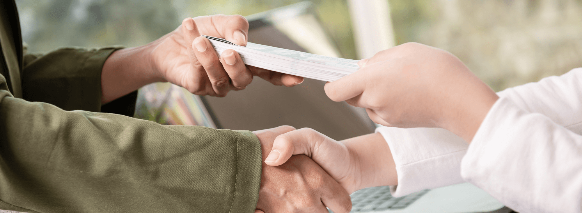 Человеческие руки обмениваются рукопожатием и оплатой