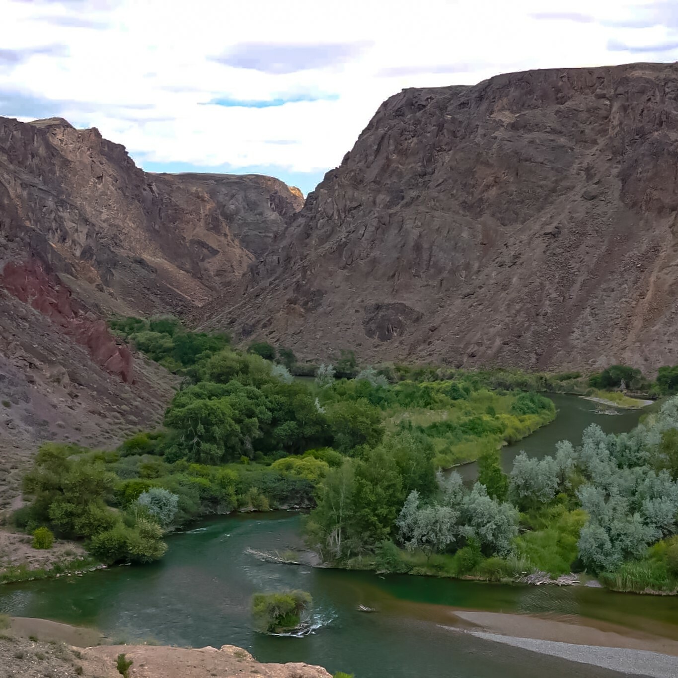 tour to kurtogay canyon in kazakhstan