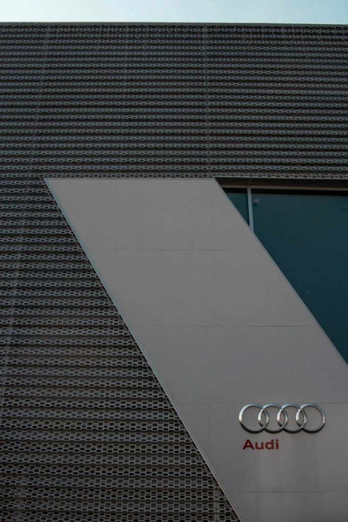 Алюминиевые панели для автосалона Audi