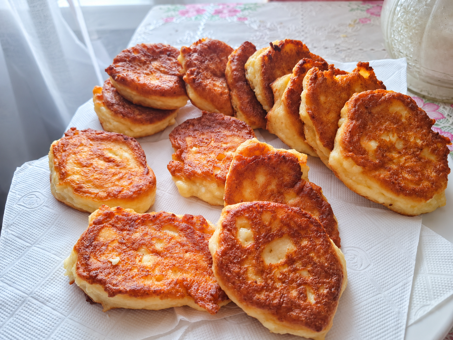 Нежные творожные оладьи с манкой и сметаной