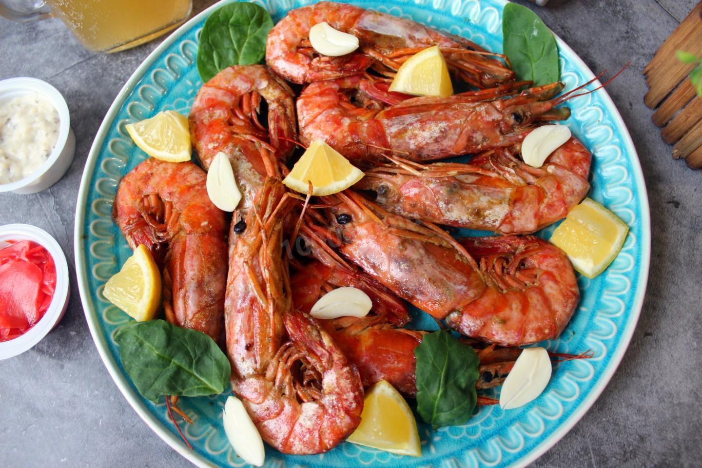 Лангустины с соусом шрирача