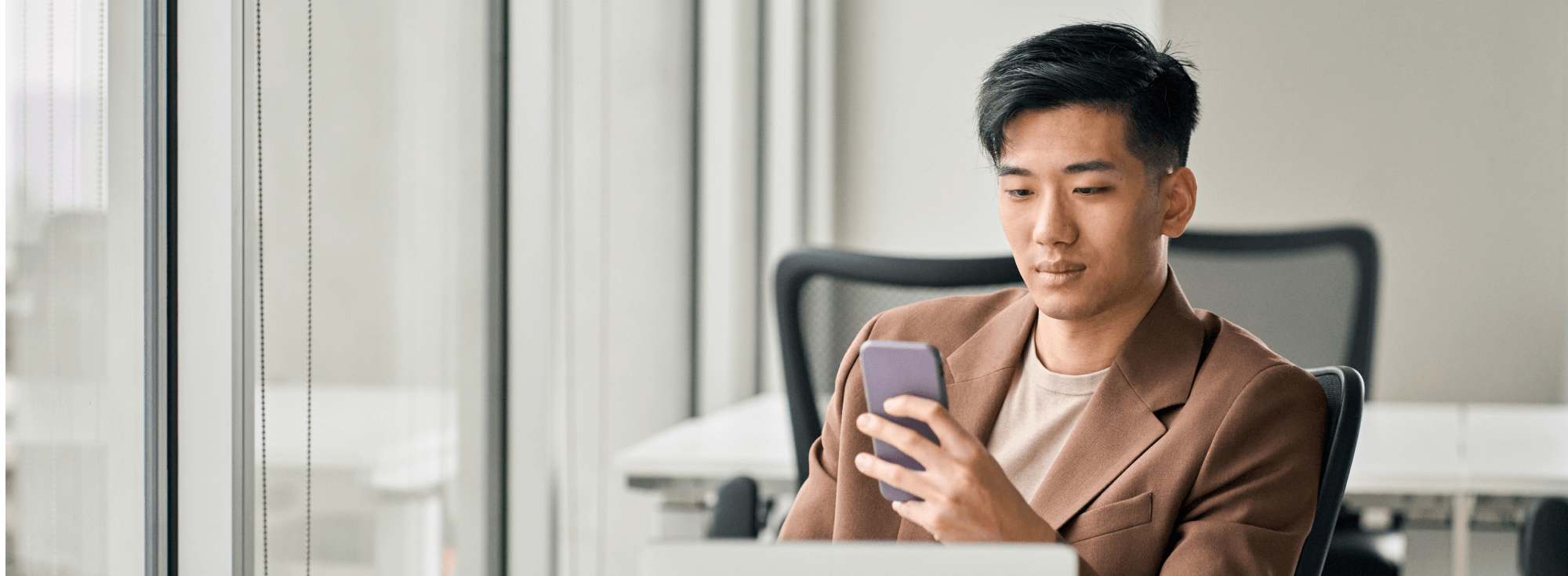 Мужчина проверяет свой телефон