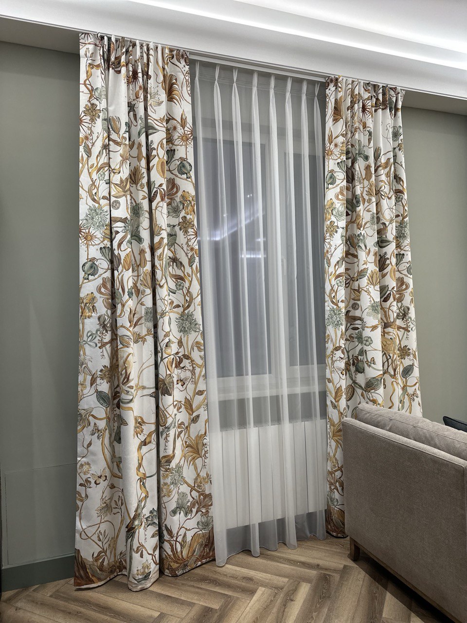 Заказать шторы для гостиной в современном стиле