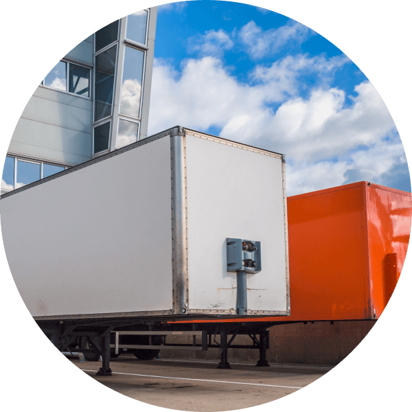 Два логистических вагона припаркованы у здания