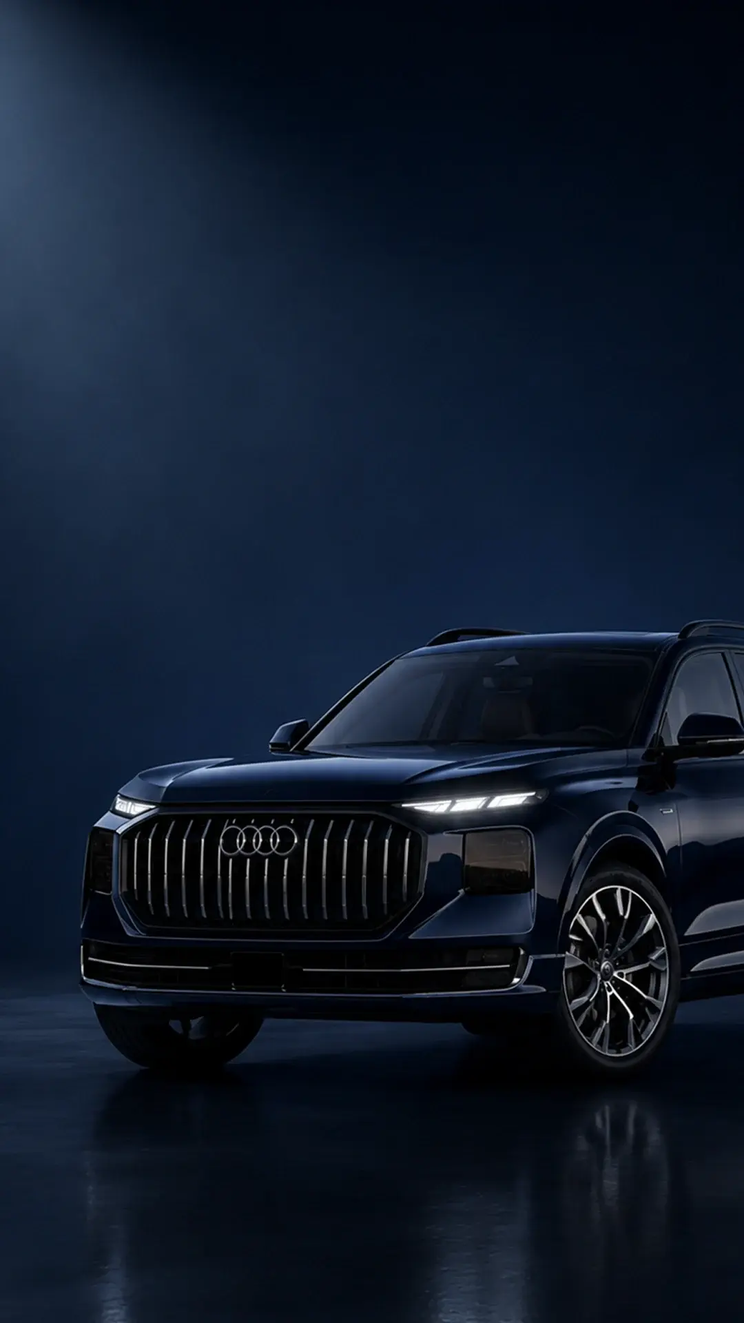 Крупный план передней части Audi Q8 на тёмном фоне