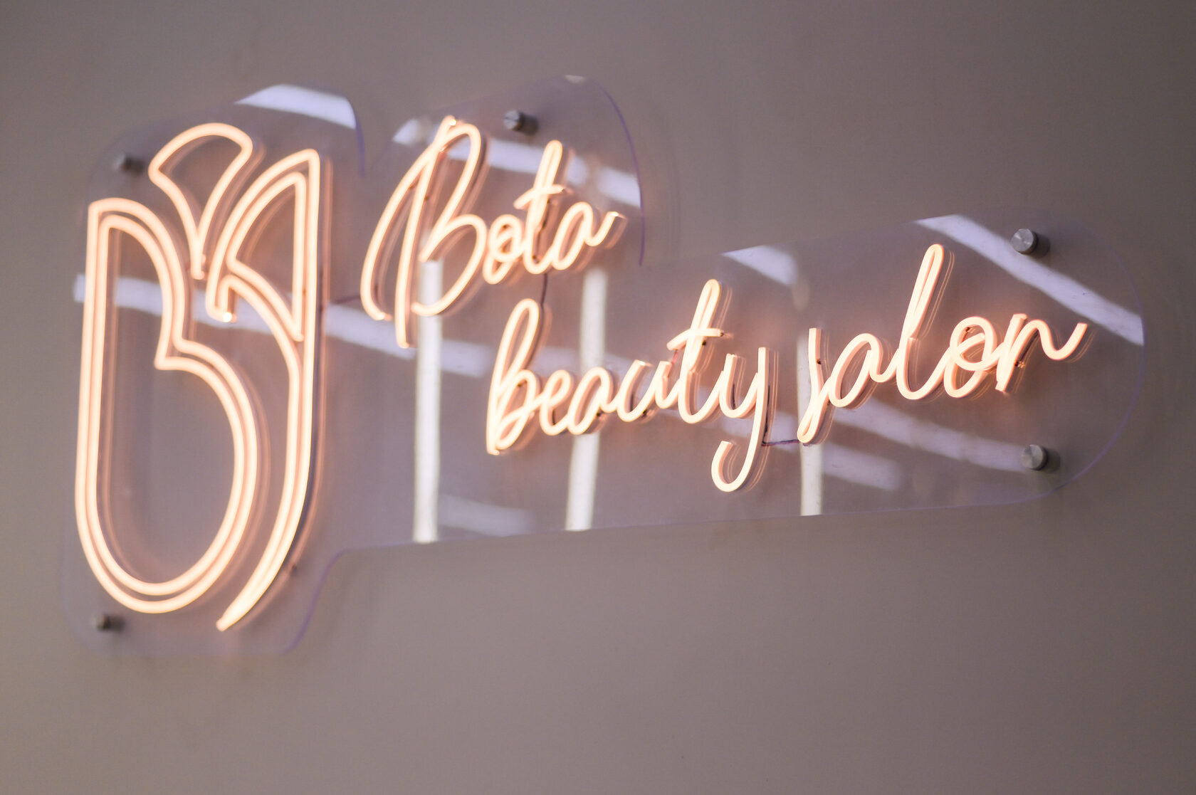 Неоновая вывеска Bota Beauty Salon в интерьере салона