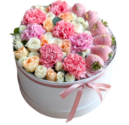 композиция в коробке с цветами и клубникой в шоколаде