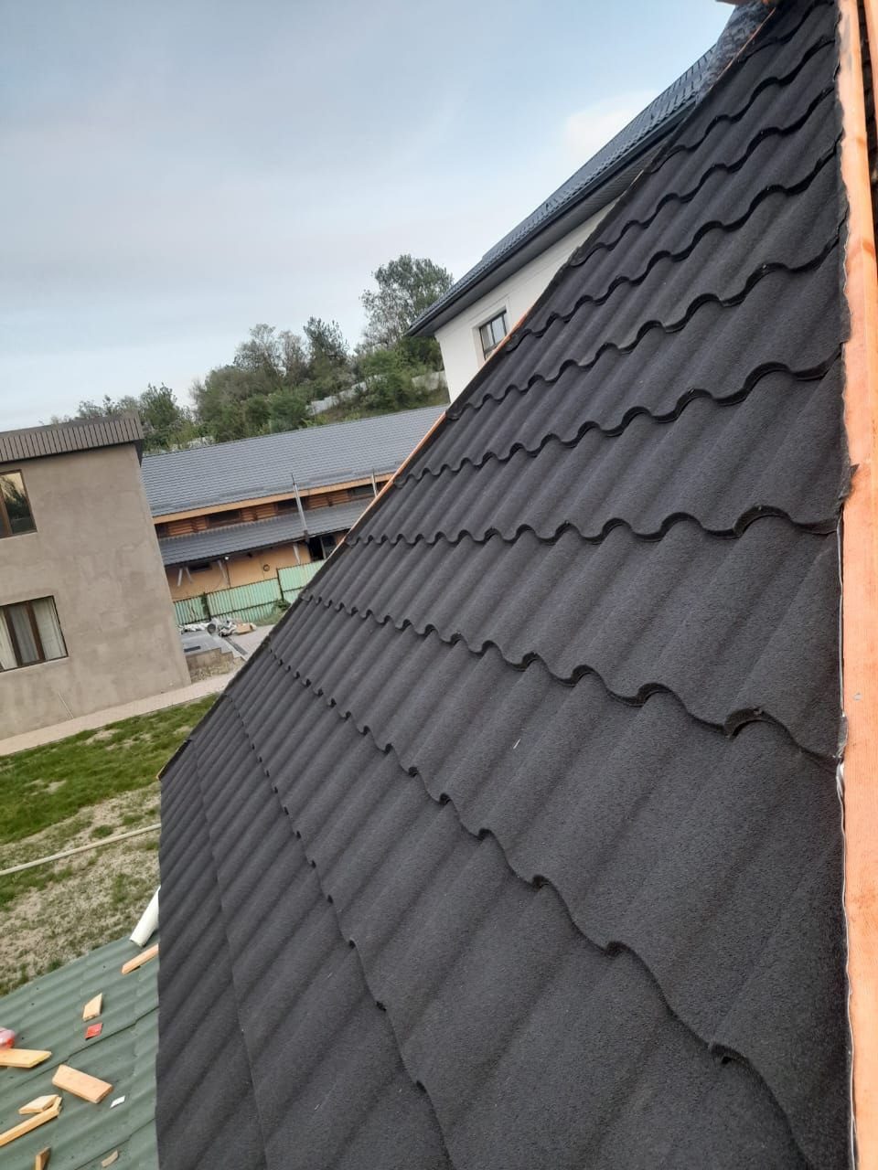 Крутой скат кровли из металлочерепицы