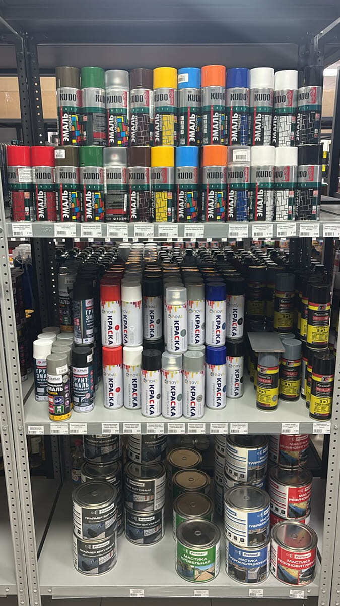 Полка аэрозольных красок в строительном магазине Алматы — исследование рынка DJAM.KZ