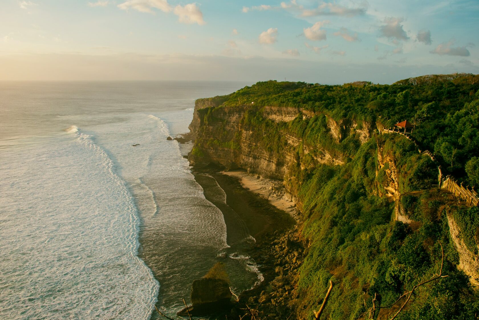 Uluwatu — клифы, океан, серфинг