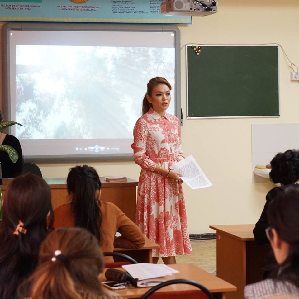 Мұғалім желідегі жыныстық қатынасқа өзін берді