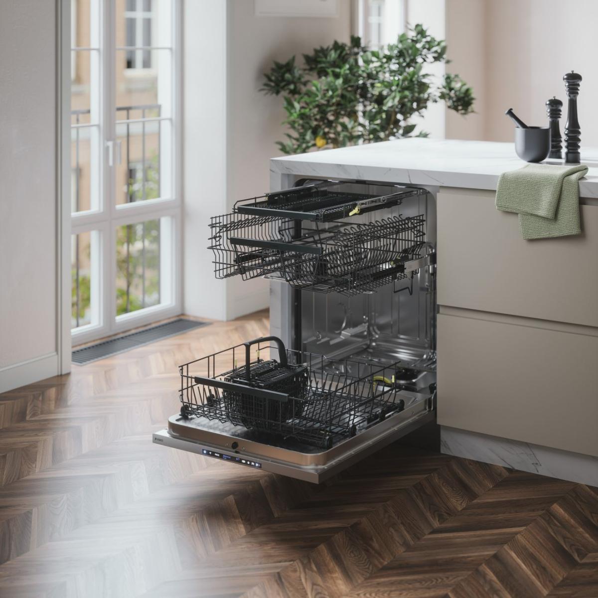 Современная посудомоечная машина на кухне