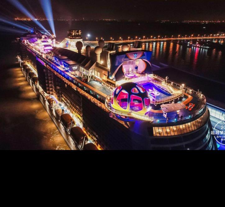 Лайнер Spectrum of the Seas ночью