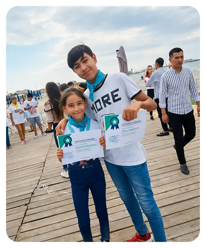 группа детей и вожатых в летнем лагере