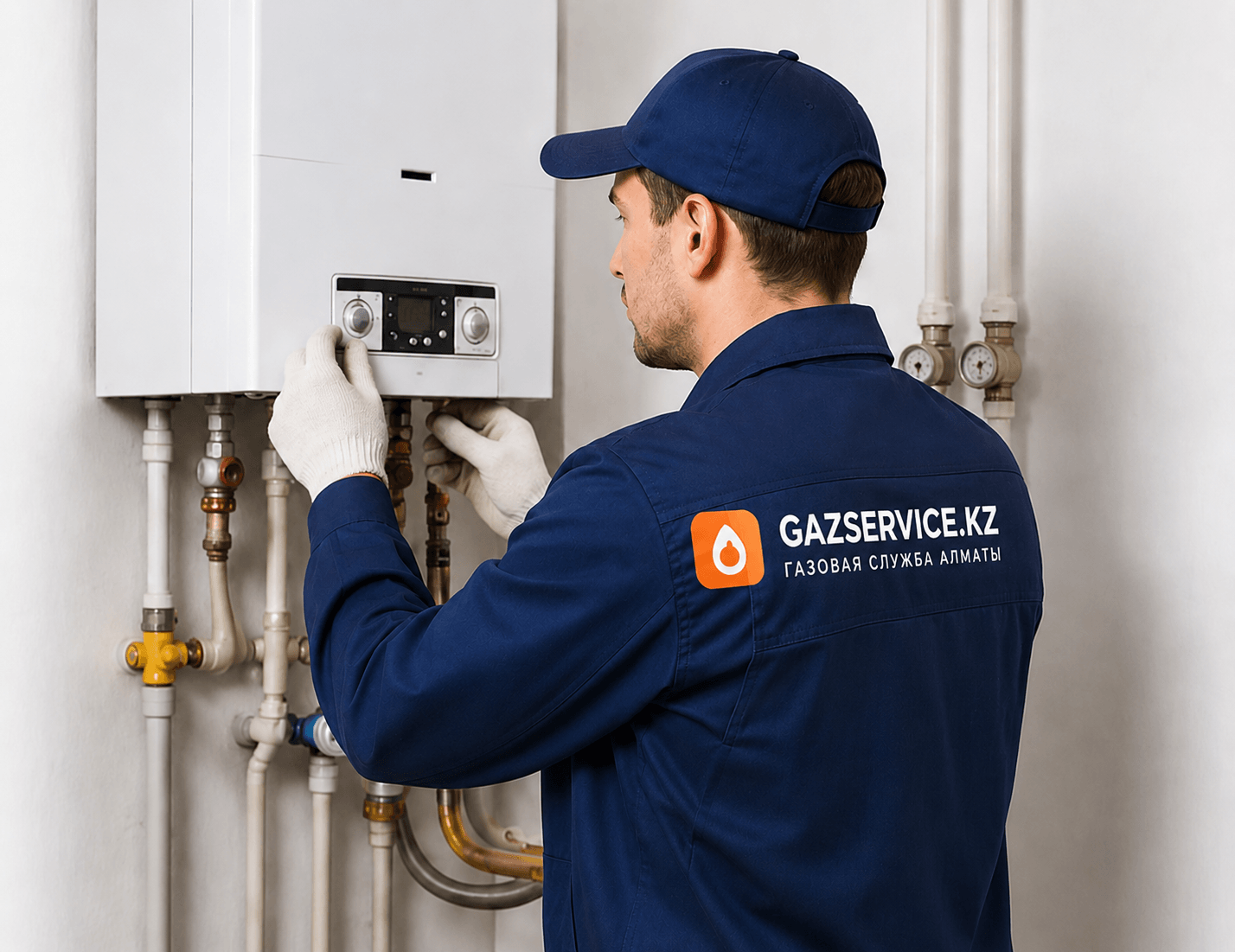 Мастер газовой службы GazService.kz ремонтирует газовый котёл в Алматы