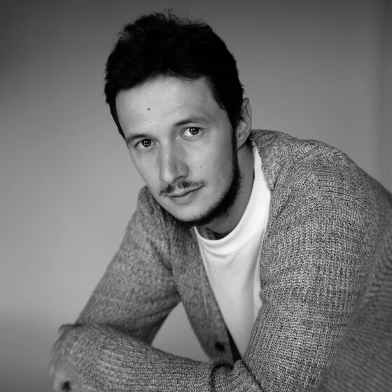 Бастық хатшыны оның кискасын жалауға мәжбүрледі