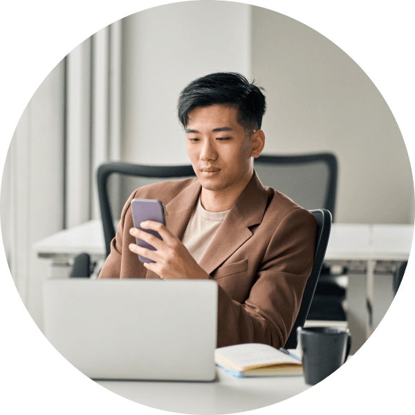 Мужчина проверяет свой телефон