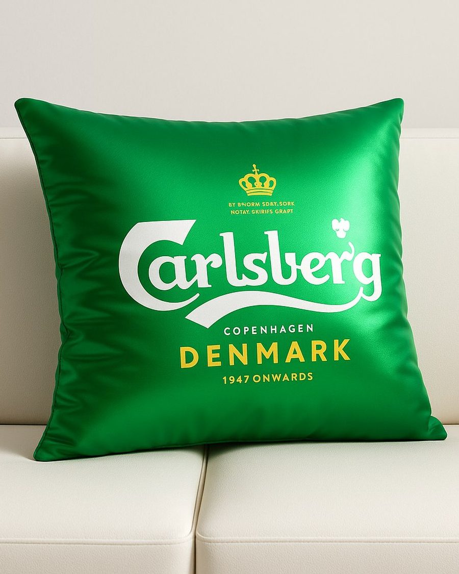 Зелёная атласная подушка с логотипом Carlsberg
