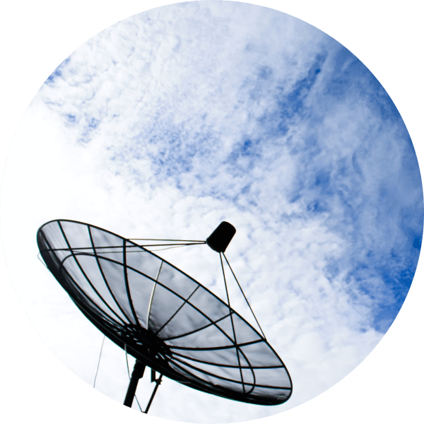 Антенна на фоне голубого неба