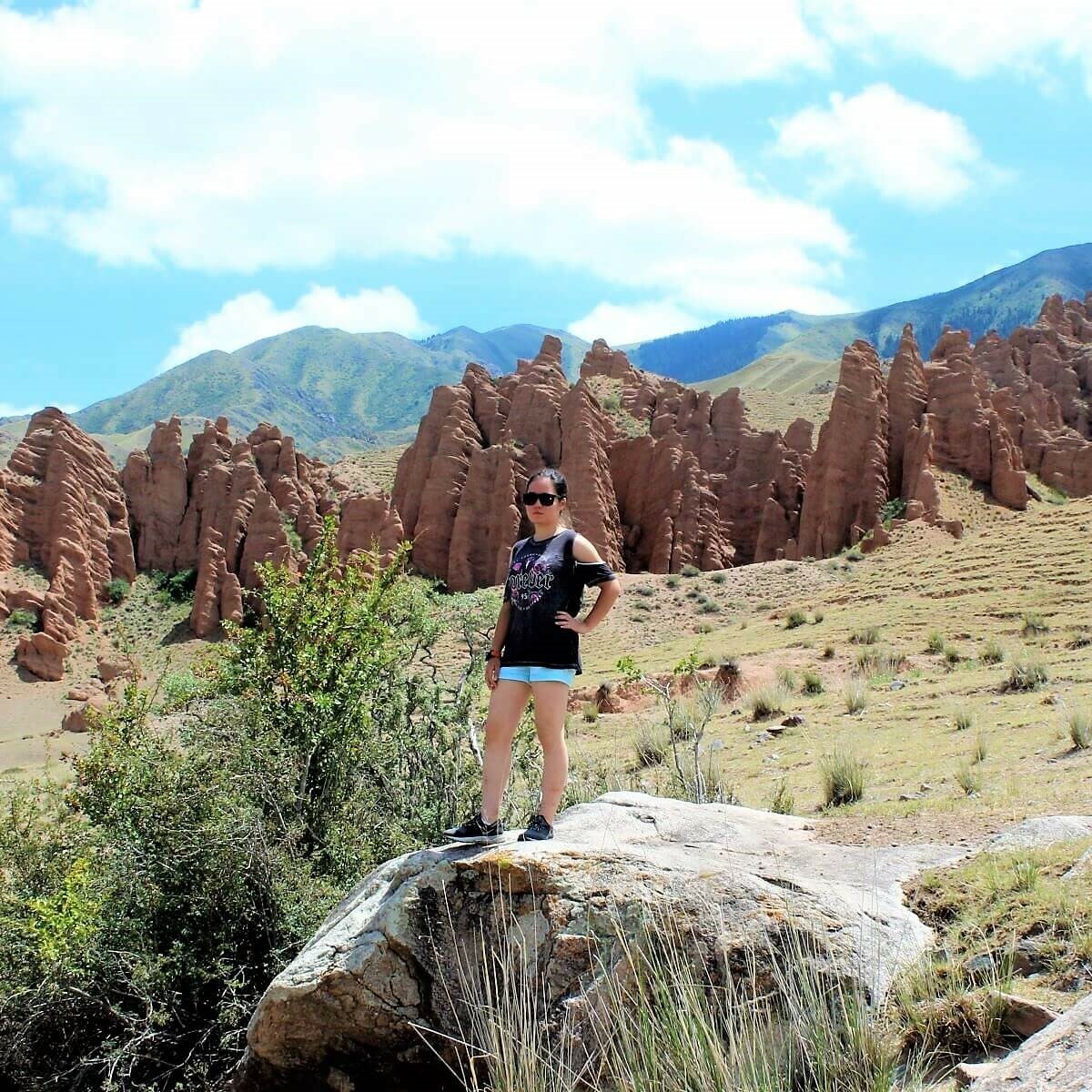 tour to red rocks tract in kazakhstan