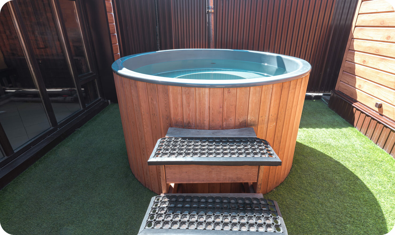 Әйел бөтен еркектің мүшесін сорып жатыр (фото)