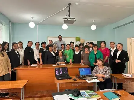 Группа педагогов в учебном классе