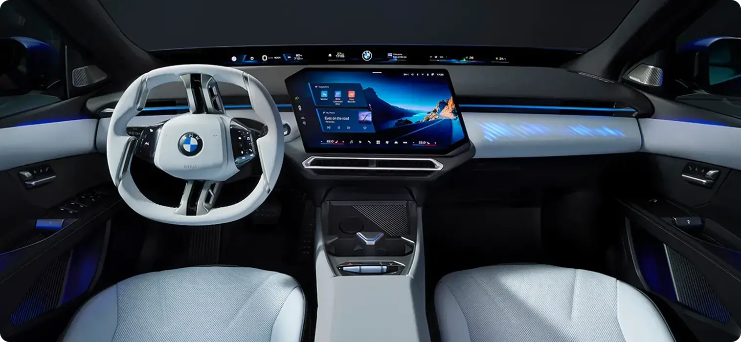 Интерьер BMW с цифровой приборной панелью и светлым салоном